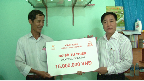 Trao quà từ thiện tại trung tâm nuôi dưỡng trẻ em có hoàn cảnh khó khăn huyện Phú Ninh