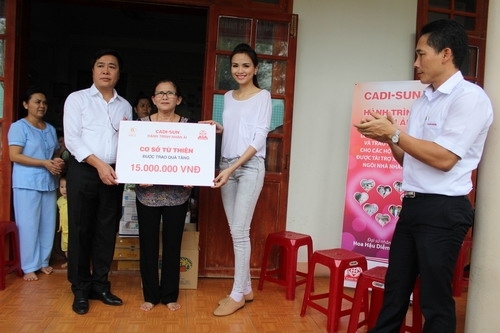 Trao quà từ thiện tại trung tâm nuôi dưỡng trẻ mồ côi chữ thập đỏ - Tp Đà Nẵng