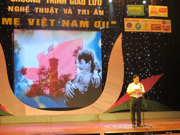 CADI-SUN trao quà từ thiện tại đêm văn nghê "Mẹ Việt Nam ơi!" 