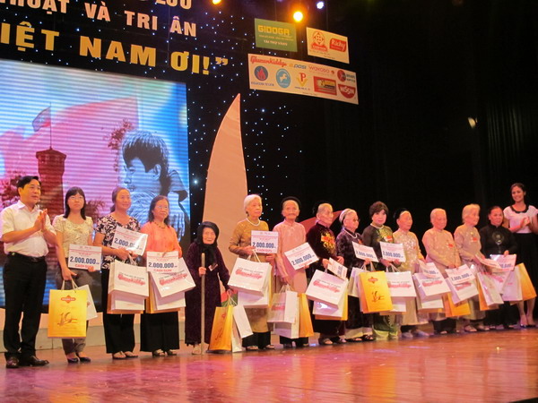 CADI-SUN trao quà từ thiện tại đêm văn nghê "Mẹ Việt Nam ơi!" 