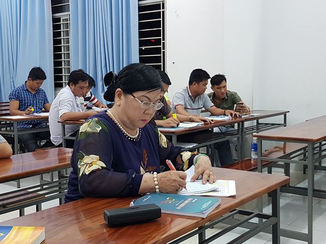 Nữ sinh viên 63 tuổi đến trường học Luật để tư vấn miễn phí giúp người nghèo - 1 Nữ sinh viên 63 tuổi đến trường học Luật để tư vấn miễn phí giúp người nghèo - 1