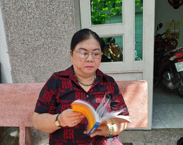 Nữ sinh viên 63 tuổi đến trường học Luật để tư vấn miễn phí giúp người nghèo - 3 Nữ sinh viên 63 tuổi đến trường học Luật để tư vấn miễn phí giúp người nghèo - 3
