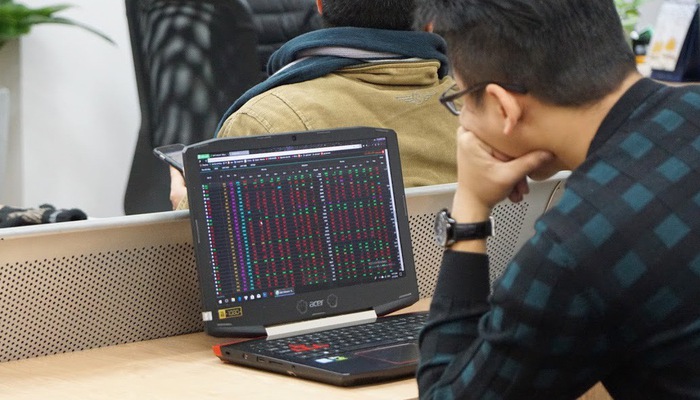 Góc nhìn: Cổ phiếu ngân hàng bên lề “bữa tiệc chứng khoán”