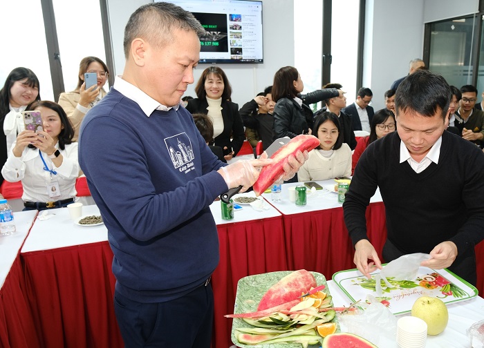 "Anh tài" CADI-SUN trổ tài cắt trái cây dành tặng chị em phụ nữ ngày 8/3