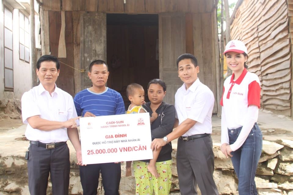 Representatives of CADI-SUN Donor and Miss Vietnam World Diem Huong arrived in Da Nang