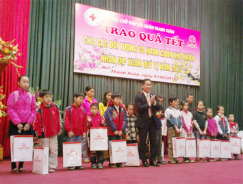Warm with "New Year for the poor and victims of Agent Orange" in Lunar New Year 2013 
